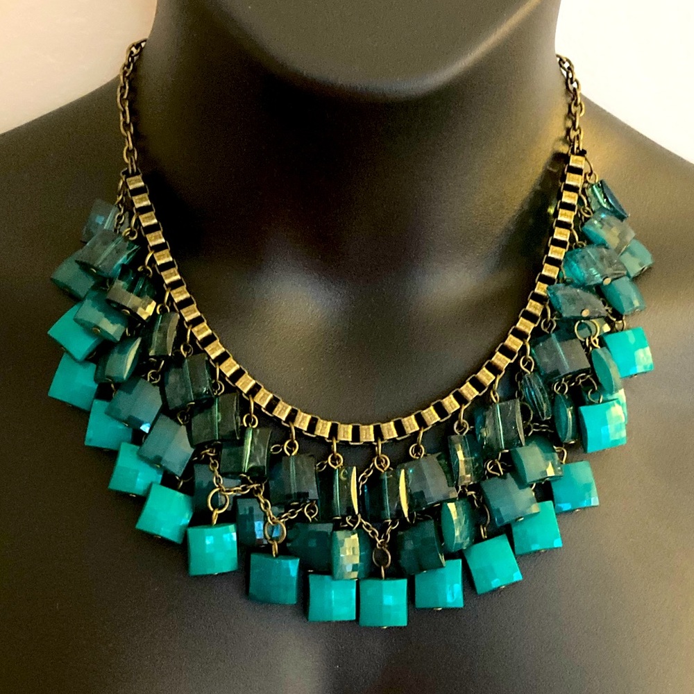 NWOT 18”-20.5” Green and bronze tone statement necklace